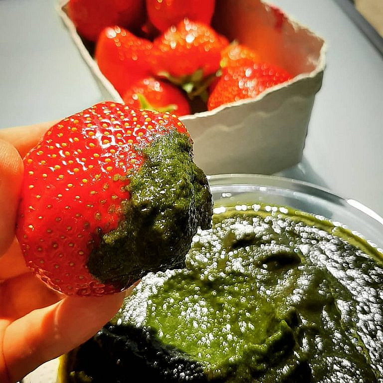 Bild Süße grüne Sahne zu Erdbeeren